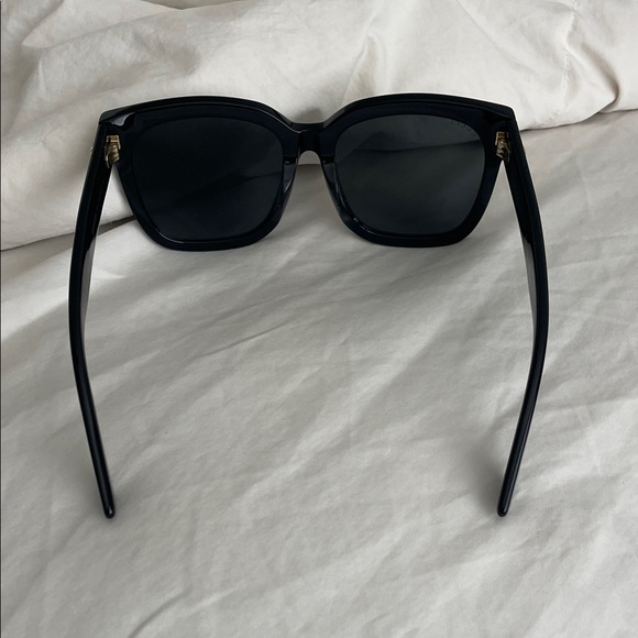Gucci Elegant Black Sunglasses - Picture 8 of 11